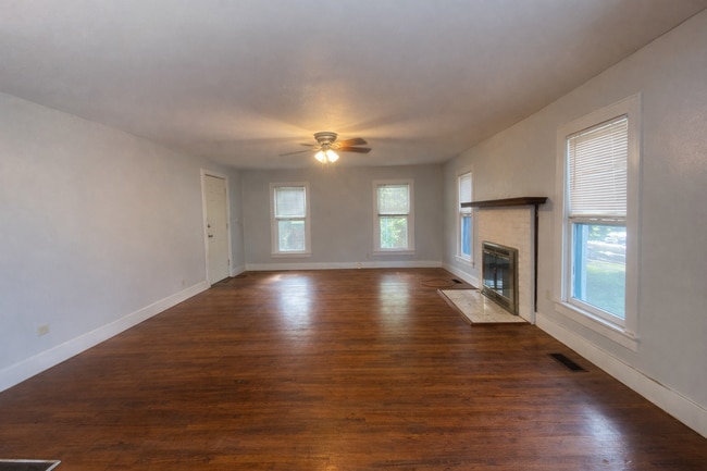 Building Photo - 832 S Bois D Arc Ave