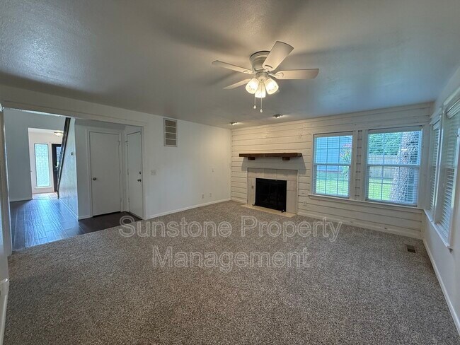 Building Photo - 5117 S Lions Ave