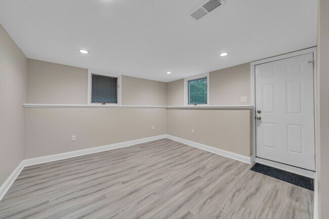 Building Photo - 370 Holland Ln
