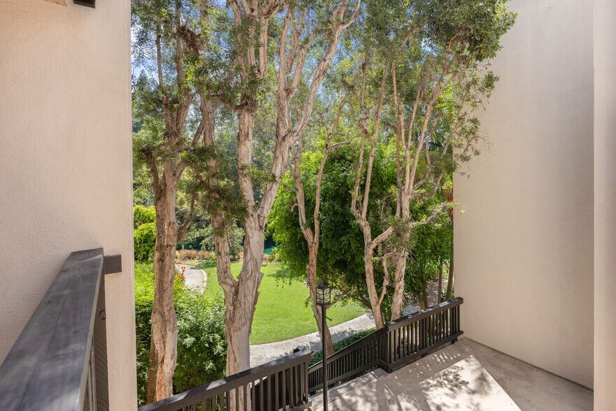 Building Photo - Resort-Style 2-Bed, 2-Bath Condo with Lake...