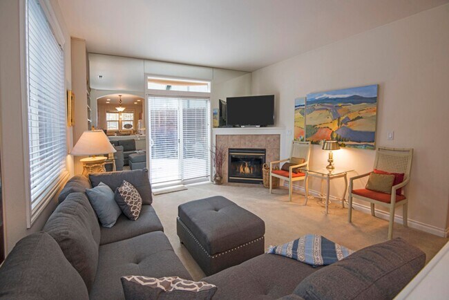 Building Photo - Furnished West Bend Home Available Mid-August