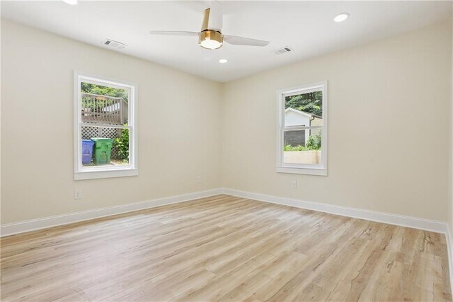Building Photo - 720 N Parkwood Rd