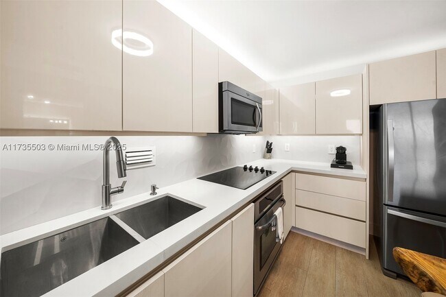 Building Photo - 2301 Collins Ave