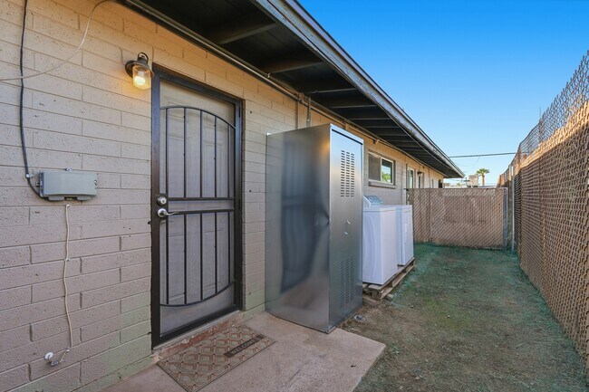Building Photo - 1320 N 48th Pl