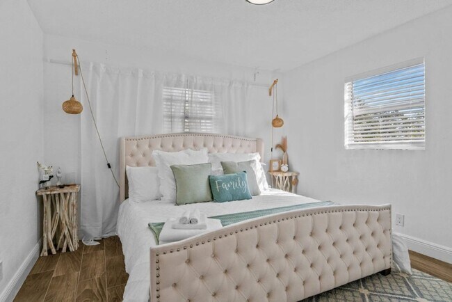 Building Photo - Modern 4BR South Tampa Home | Yard | Near the Bay