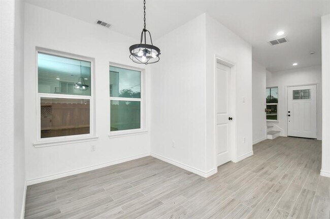 Building Photo - 8406 Parnell St