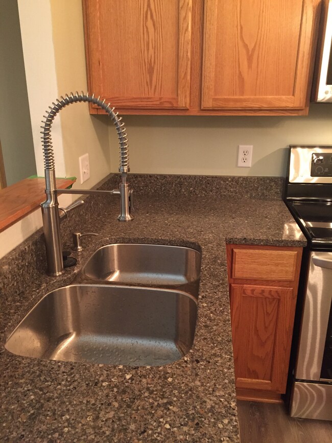 Kitchen - 611 Wellington Dr