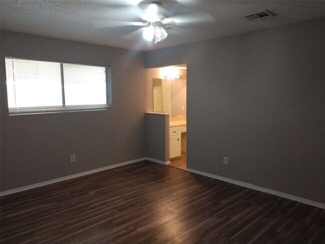 Building Photo - 1902 Laura Ln