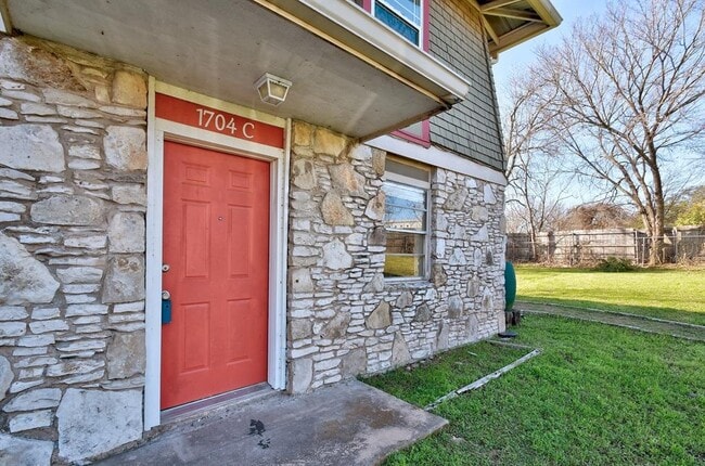 Primary Photo - 1704 E M. Franklin Ave