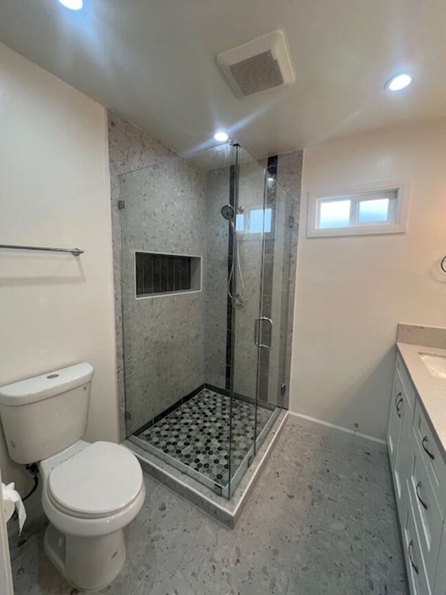 Building Photo - Beautifully renovated 3 bed 2 bath house