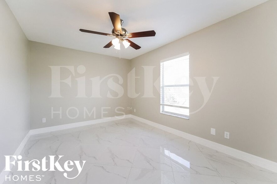 Building Photo - 530 NE 15th Terrace