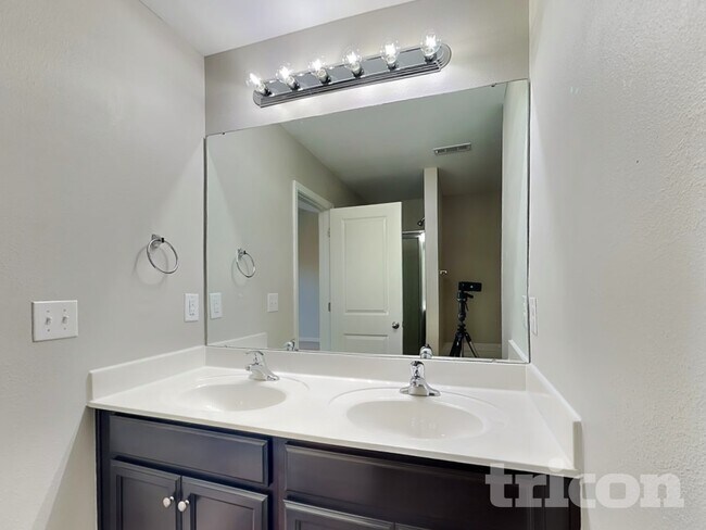 Building Photo - 2831 Village Center Dr