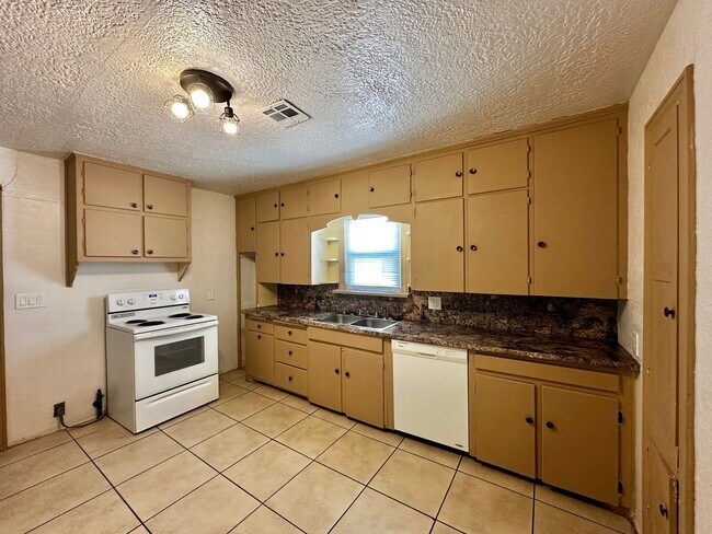 Building Photo - 3 Bedroom