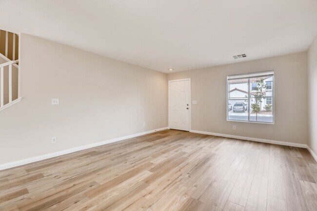 Building Photo - Beautiful 3 bedroom, 2.5 bath 2 story home!