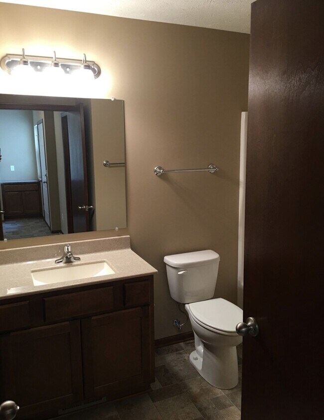 Building Photo - Home in Excellent Family Neighborhood