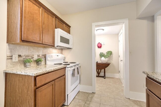 Building Photo - Beautiful Three Bedroom Town Home!