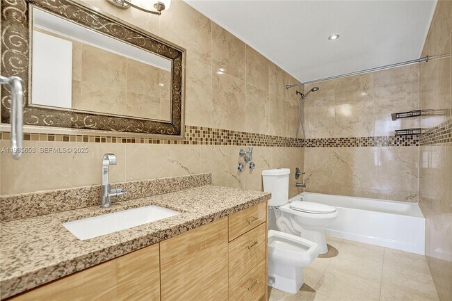 Building Photo - 2500 Parkview Dr