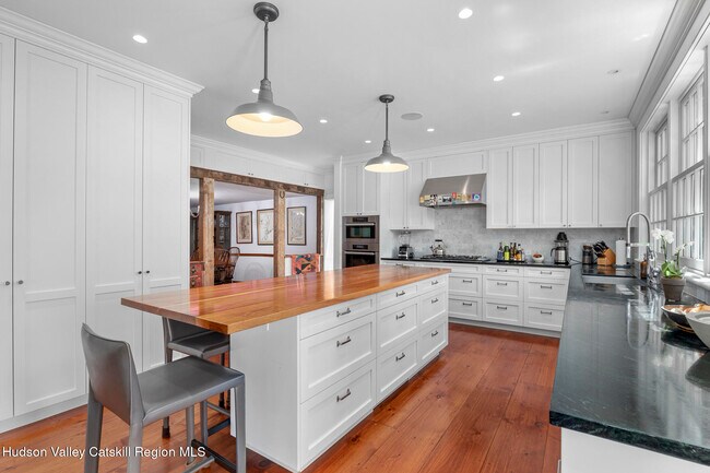 Building Photo - 176 Schoolhouse Rd