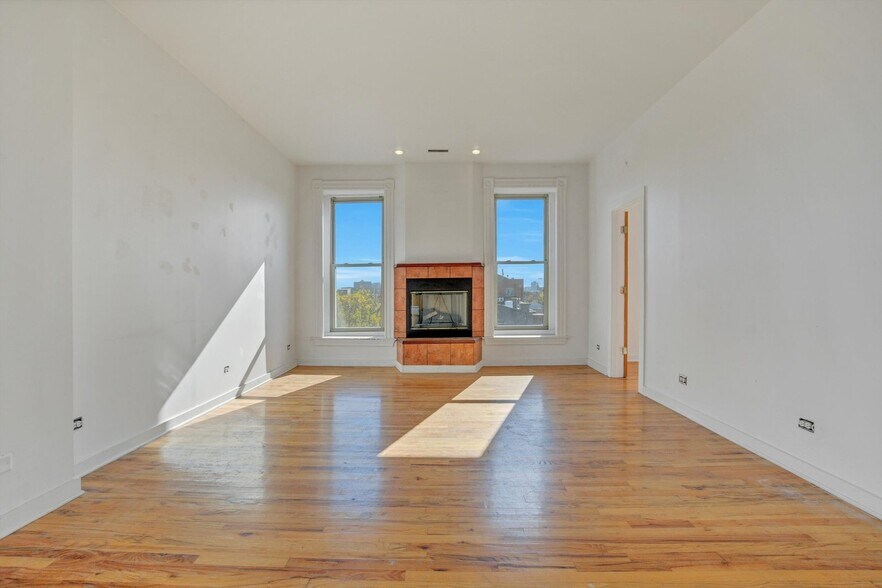 Building Photo - 708 N Wood St