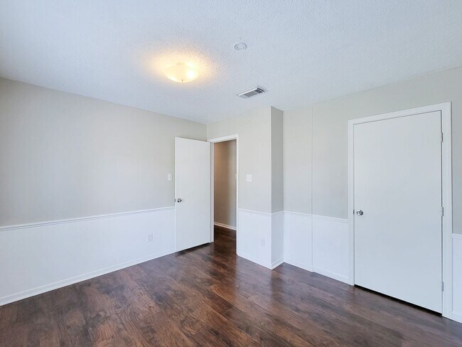 Building Photo - Welcome home to a bright & spacious retreat in sought-after Steeplechase where comfort, function ...