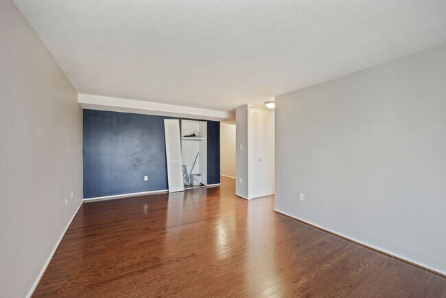 Building Photo - 1 bedroom 1 bathroom Condo in Navy Yard!