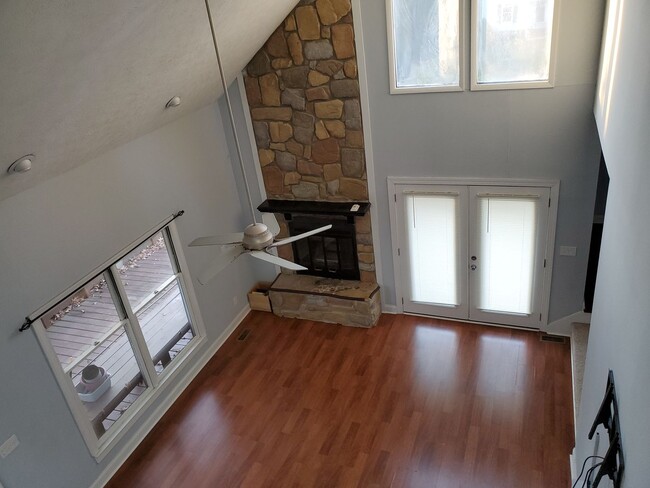 Building Photo - Beautiful contemporary home with high ceil...