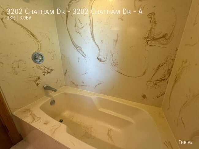 Building Photo - 3202 Chatham Dr