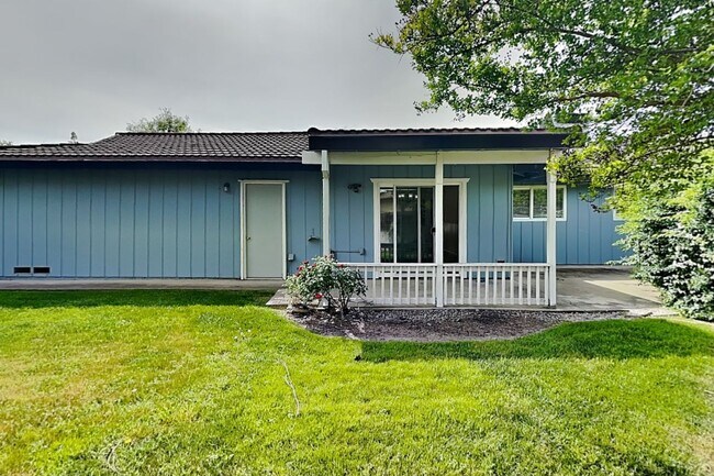 Building Photo - Halfplex with yard in South Land Park