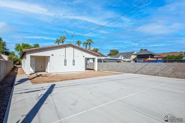 Building Photo - 643 S Orange Ave