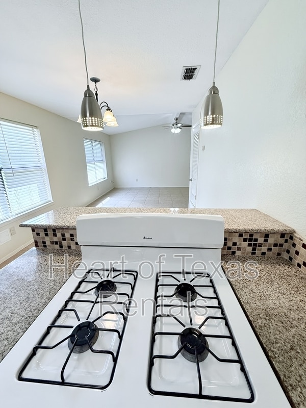 Building Photo - 2410 Comanche Trl