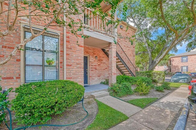 Building Photo - 2255 Braeswood Park Dr