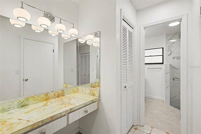 Building Photo - 648 Bua Dr