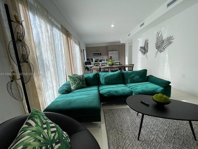 Building Photo - 302 NW 11th Ct