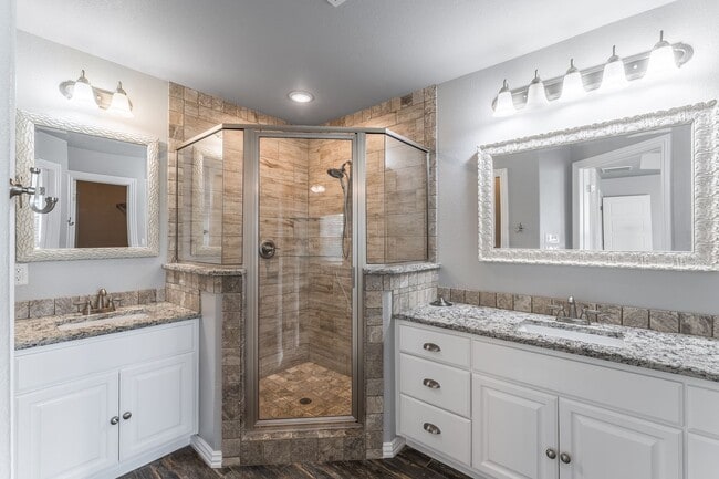 Building Photo - Welcome to this stunning 4-bedroom, 2-bathroom