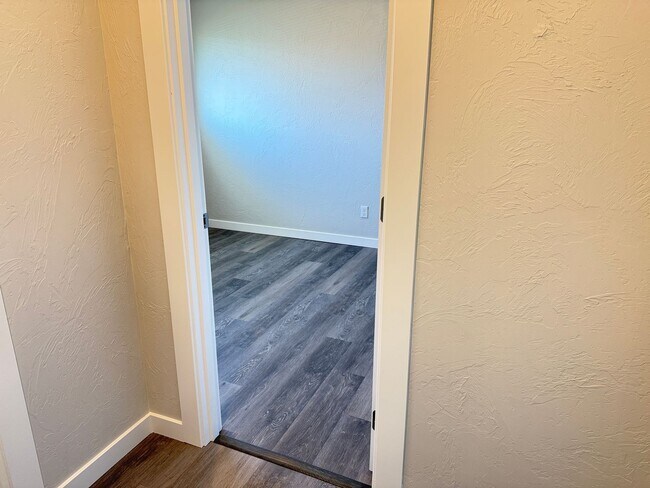 Building Photo - New 2 bed 1 1/2 bath duplex in Springfield!