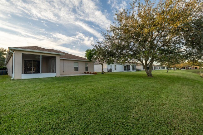 Building Photo - 1100 W 13th Square