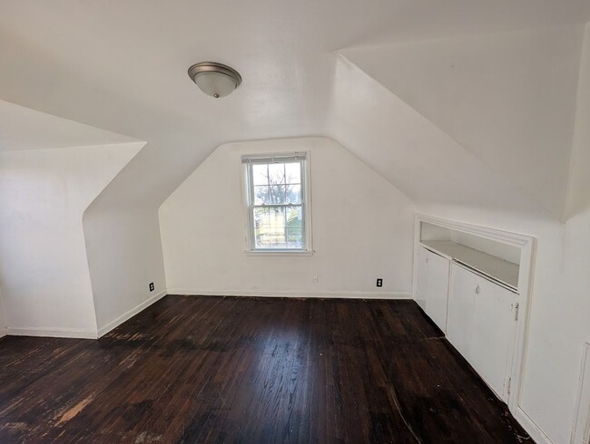 Building Photo - 3-Bedroom, 1-Bathroom Home – $1,250/Month | Accepting Section 8