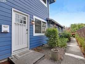 Entry way to the side - 7611 SE Insley St