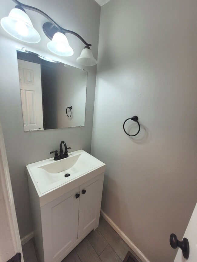 Building Photo - 3 Bedroom, 2.5 Bath Home with Open Floor Plan