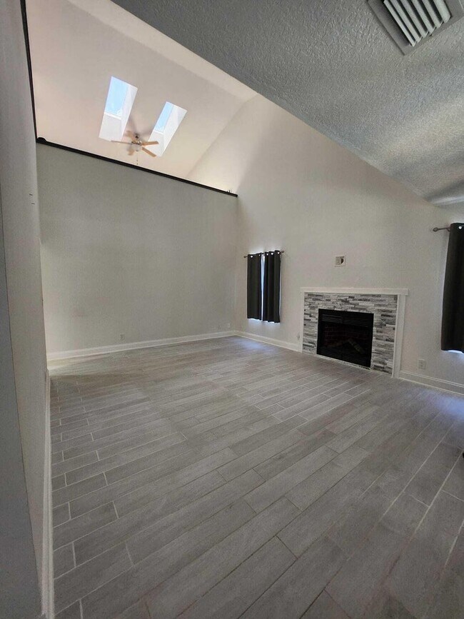 Building Photo - 16930 W Brighton Dr