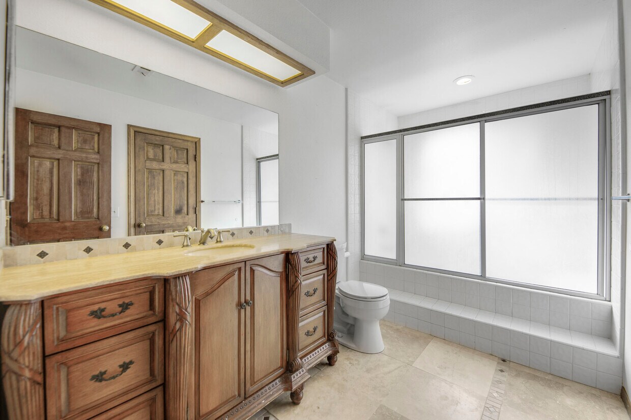 Building Photo - 2503 Brentwood Dr