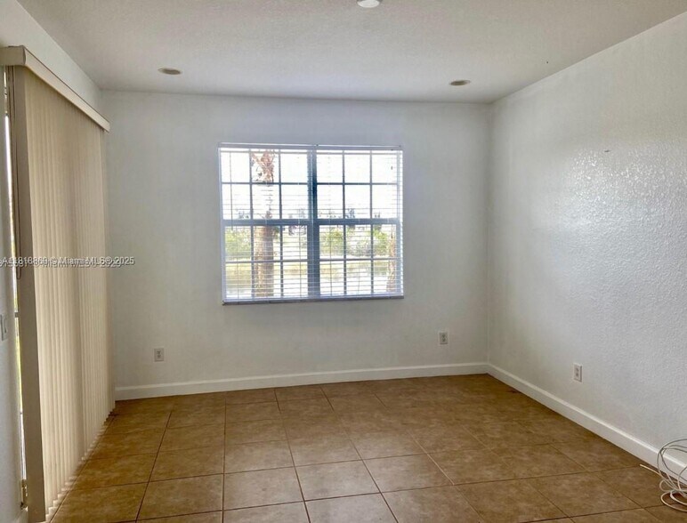 Building Photo - 8231 NW 127th Ln