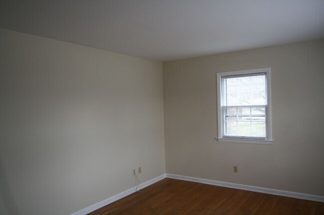 Building Photo - 402 Greenlawn Ct