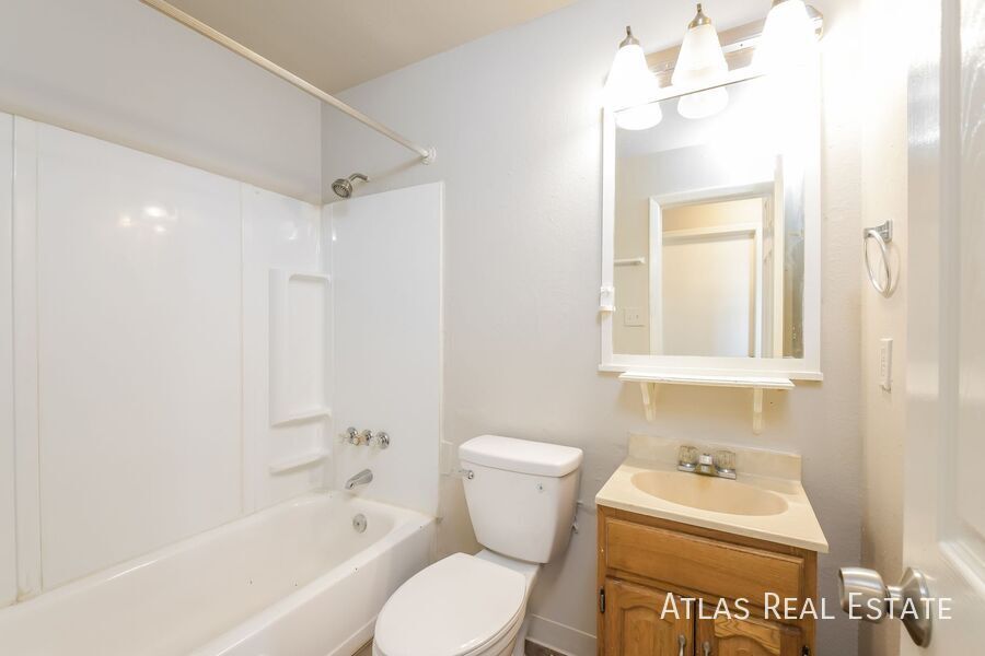 Building Photo - 5533 Xanadu St