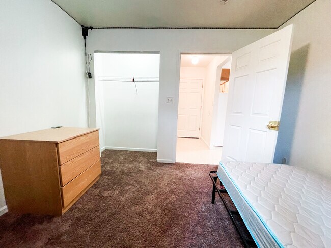 Building Photo - 222 Stonemill Rd