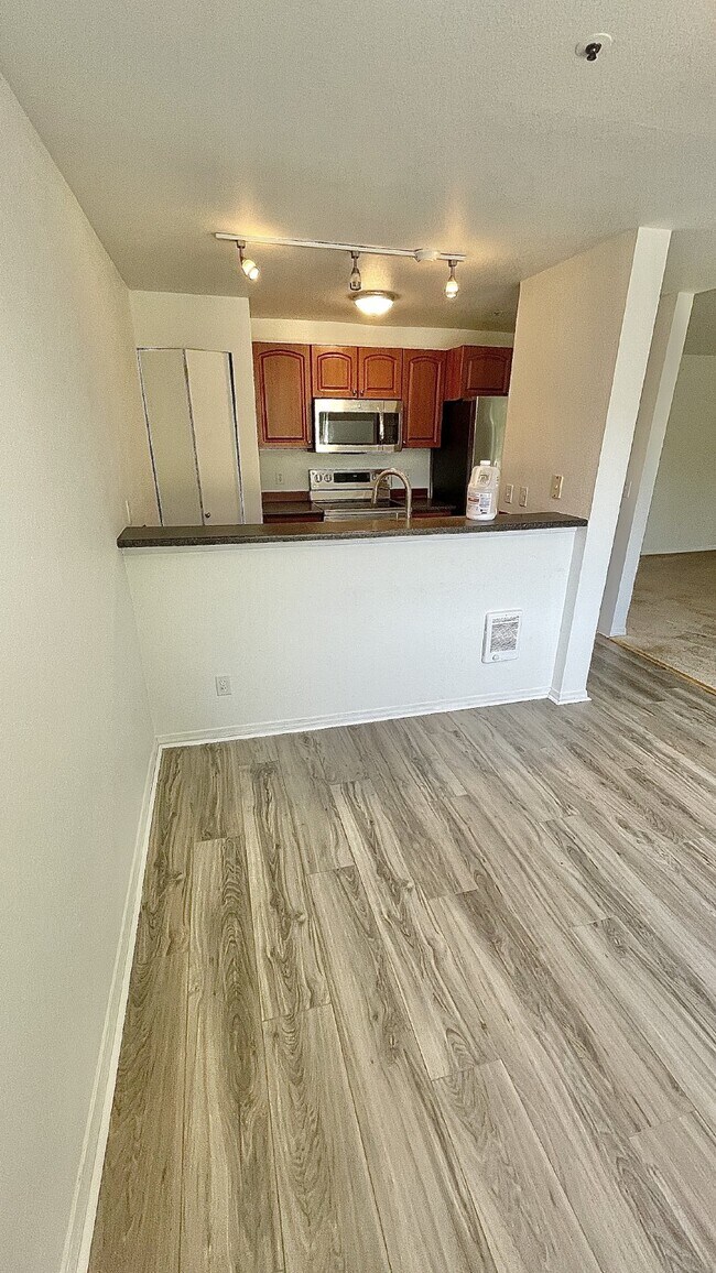 Building Photo - Serene Top-Floor Condo in Lake Forest Park...
