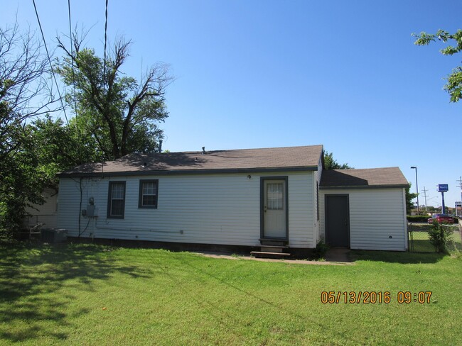 Building Photo - Charming house located close to Ft. Sill!