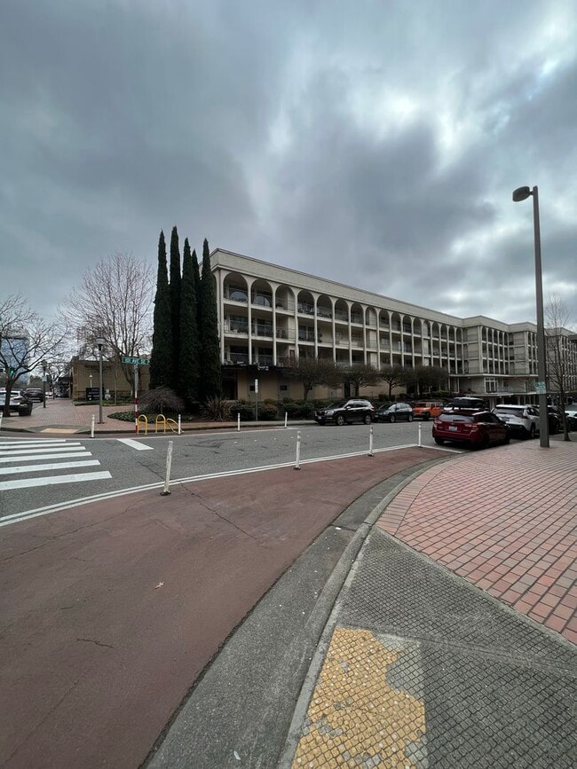 Building Photo - 2 Bed 1.5 Bath Condo Downtown Bellevue on Main Street