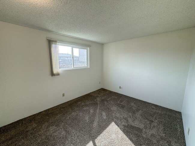 Building Photo - ANNETTE372-374