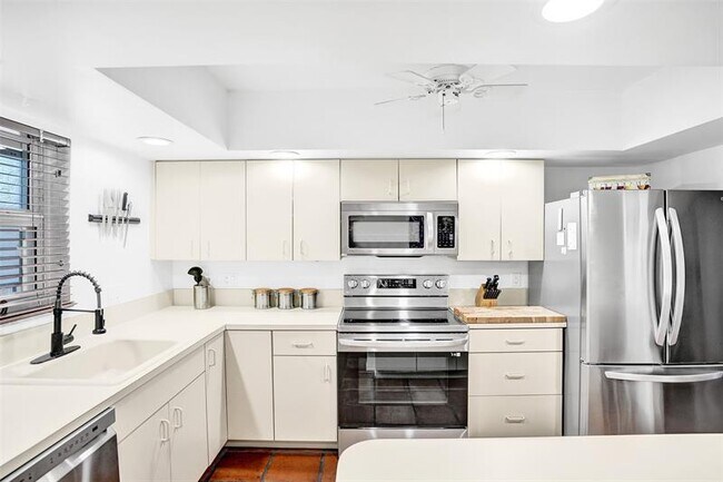 Building Photo - 1212 SE 2nd Ct